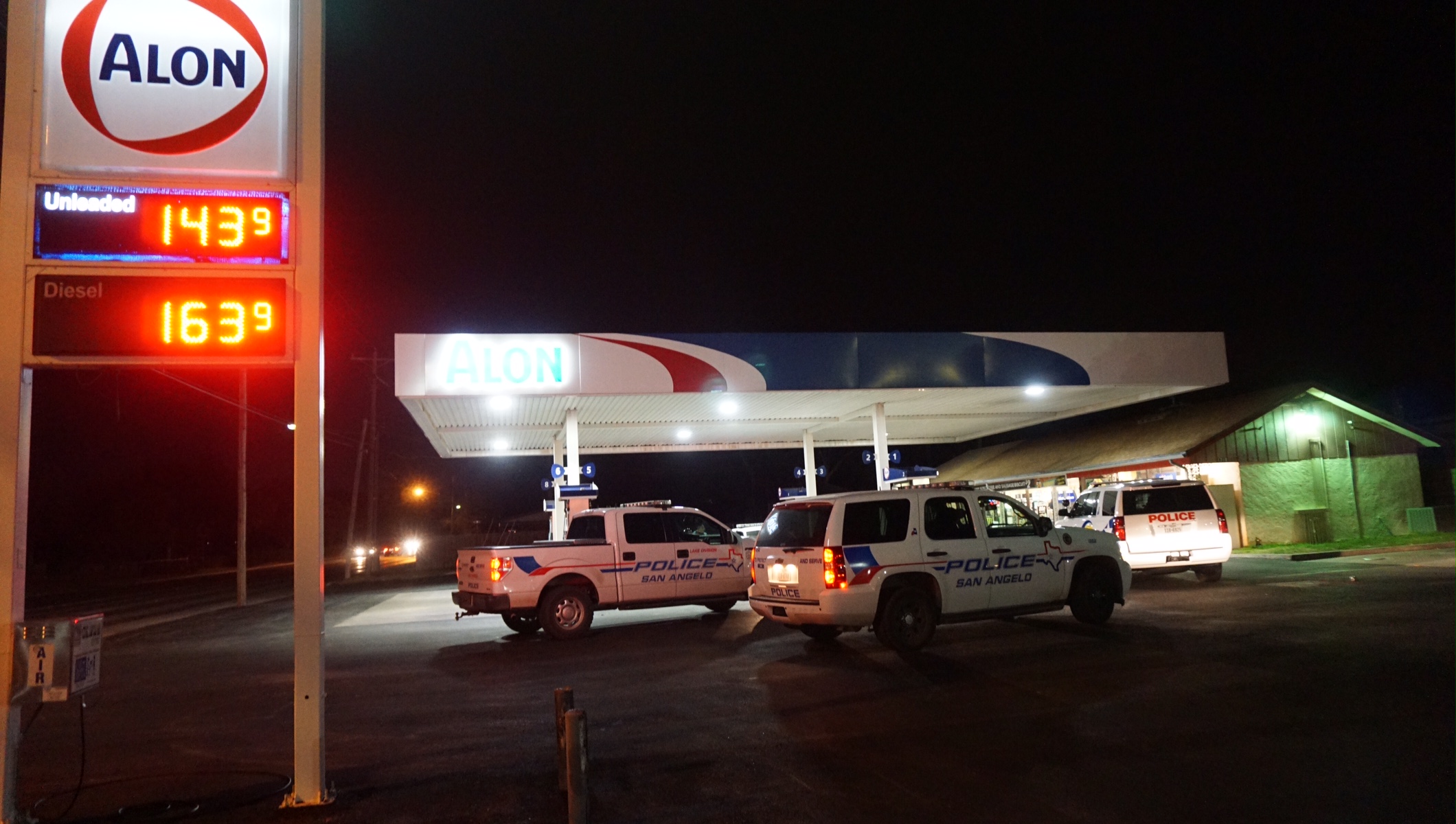 Burglary at 7-11/Alon (LIVE! Photo/John Basquez) Burglary at 7-11/Alon (LIVE! Photo/John Basquez)
