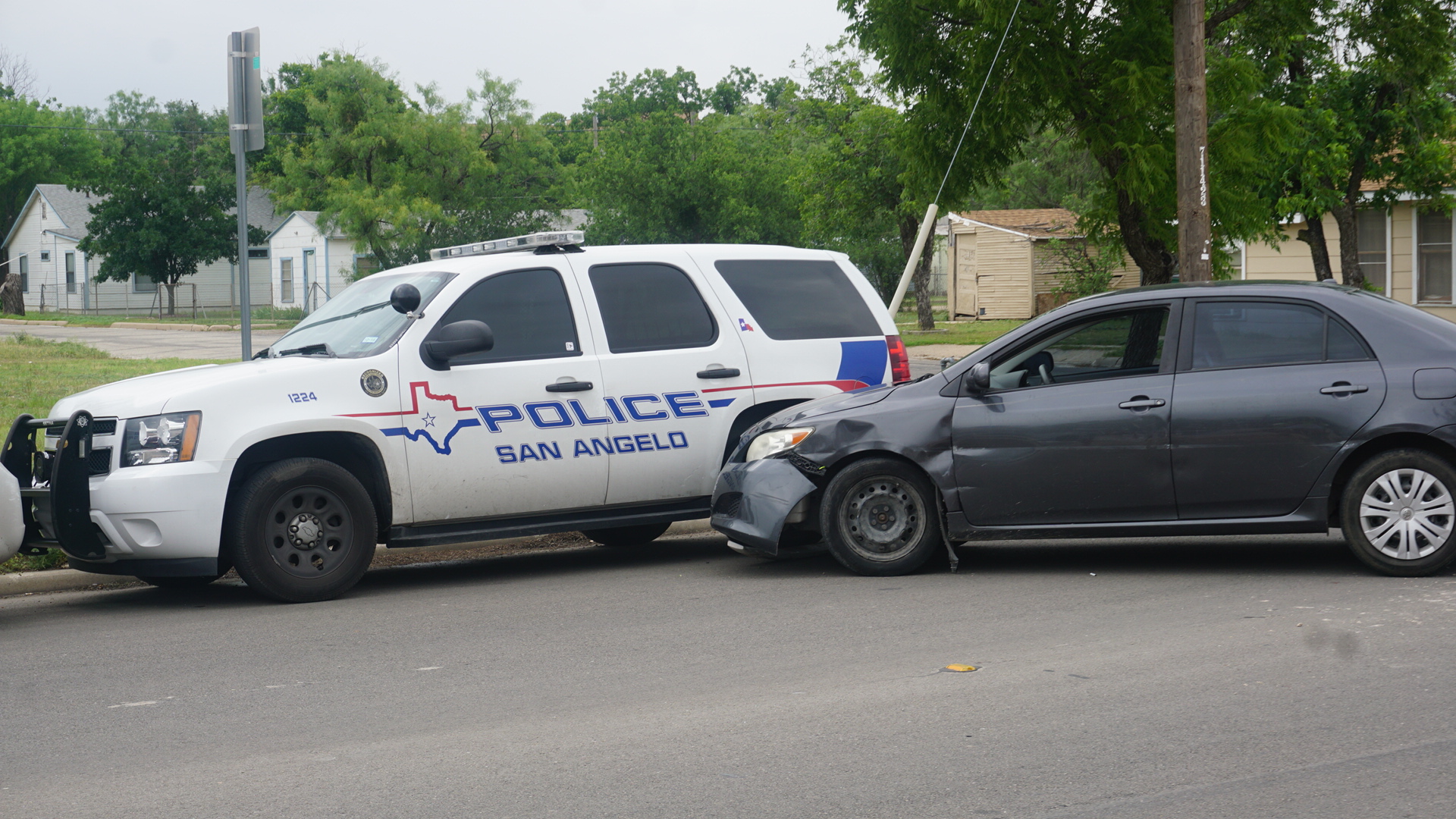 Crash on Spence and 14th St. (LIVE! Photo/Cameron Niblock) Crash on Spence and 14th St. (LIVE! Photo/Cameron Niblock)