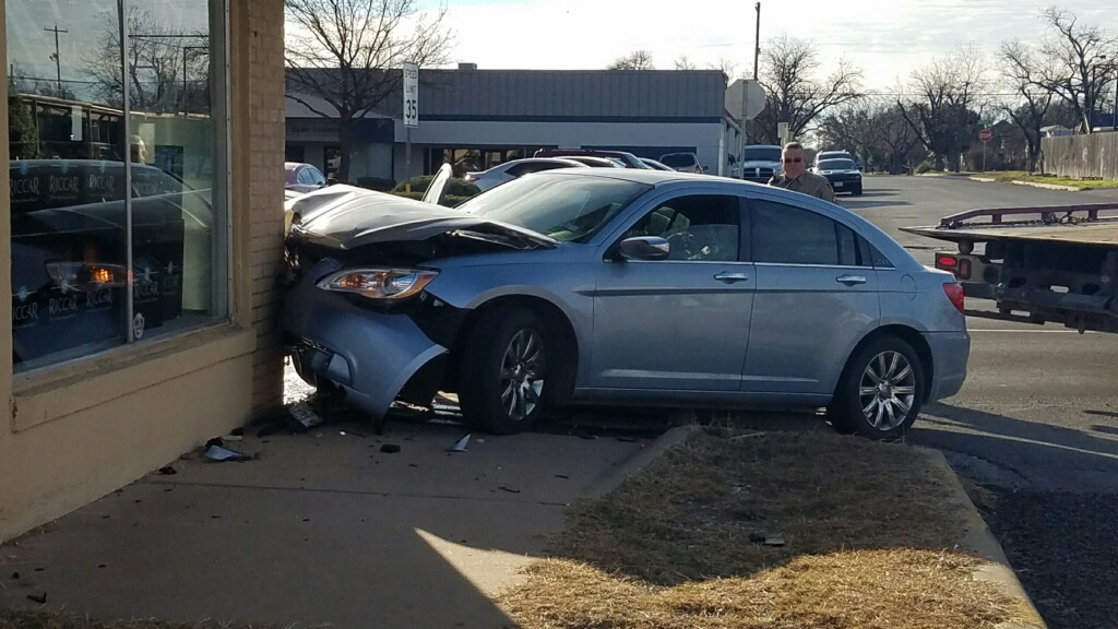 An early morning chase ends in a crash. (LIVE! Photo/Sonia Ramirez)