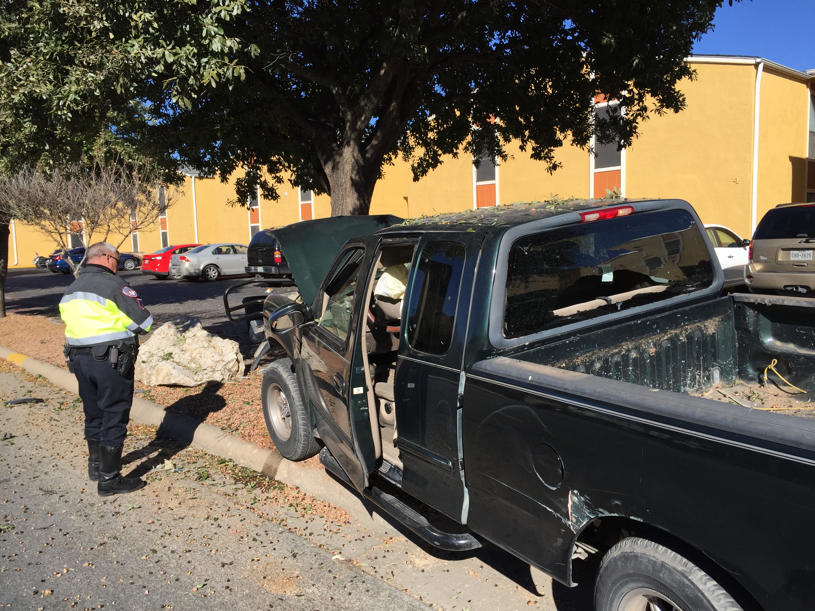 Stolen pickup crash on Sunset Dr. and flees the scene_2(LIVE! Photo/John Basquez) Stolen pickup crash on Sunset Dr. and flees the scene_2(LIVE! Photo/John Basquez)