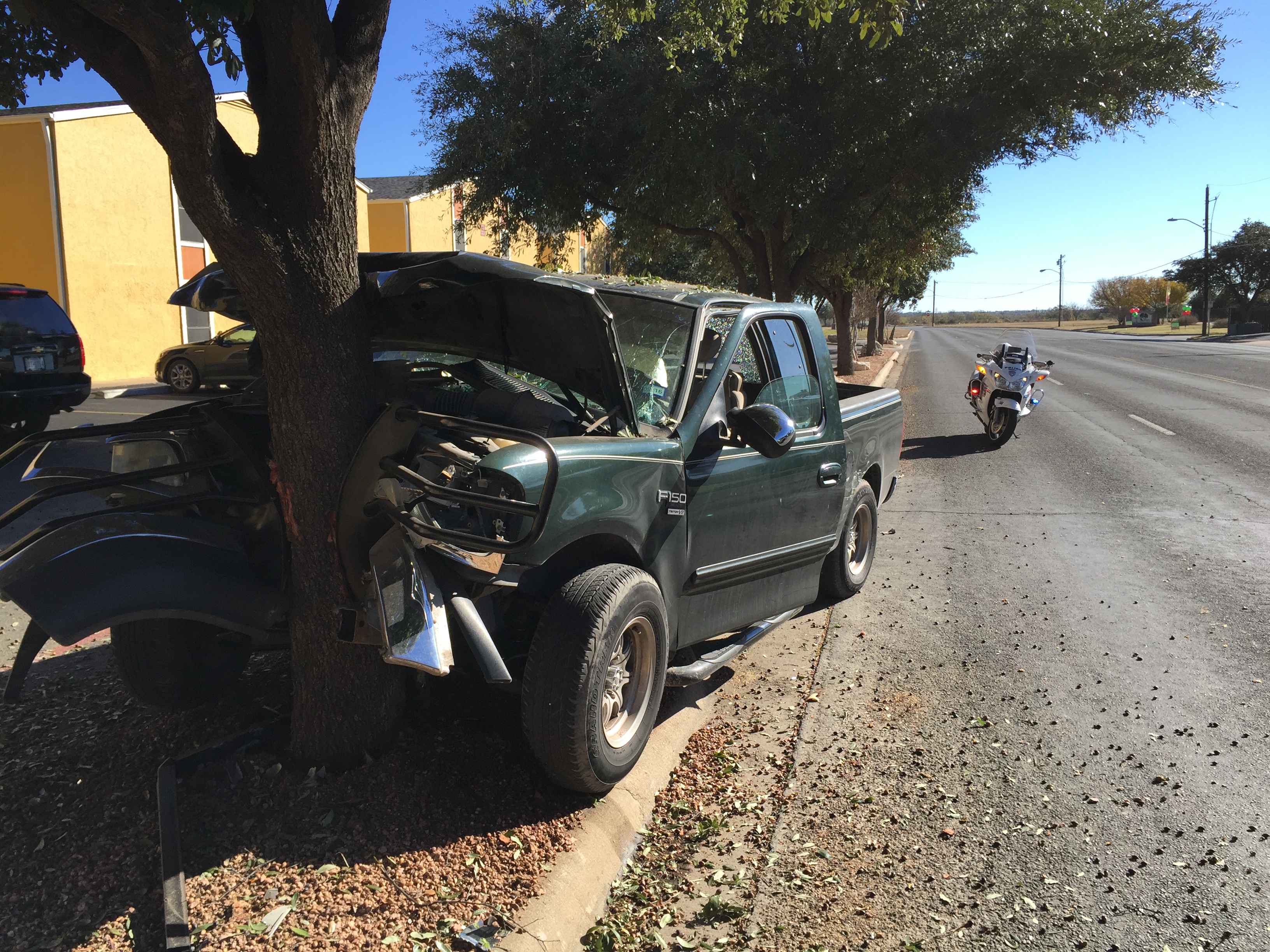 Stolen pickup crash on Sunset Dr. and flees the scene_3(LIVE! Photo/John Basquez) Stolen pickup crash on Sunset Dr. and flees the scene_3(LIVE! Photo/John Basquez)
