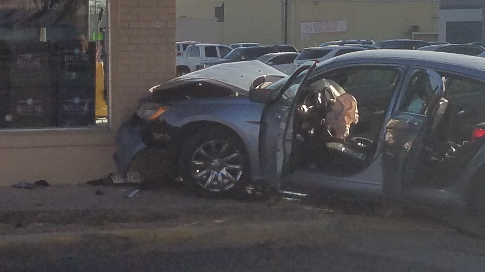 An early morning chase ends in a crash. (LIVE! Photo/Sonia Ramirez)