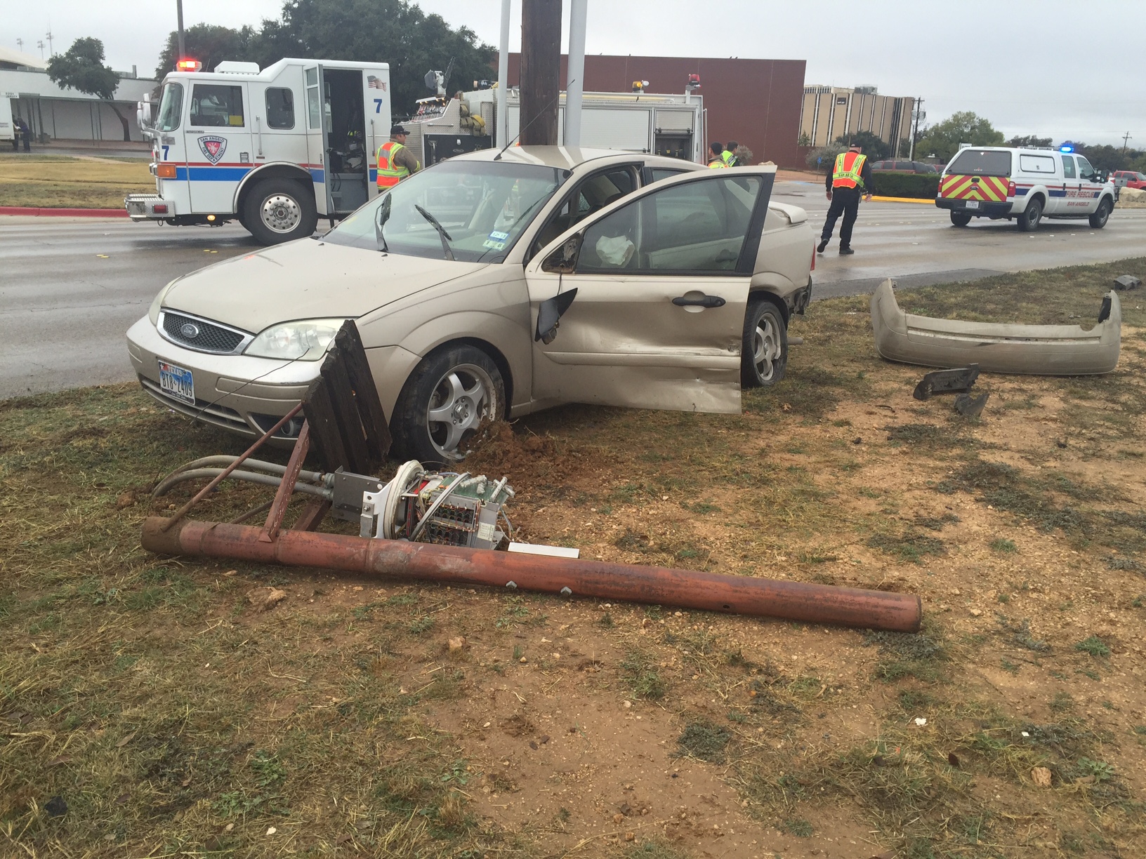 Crash on University Ave._3(LIVE! Photo/Staff) Crash on University Ave._3(LIVE! Photo/Staff)