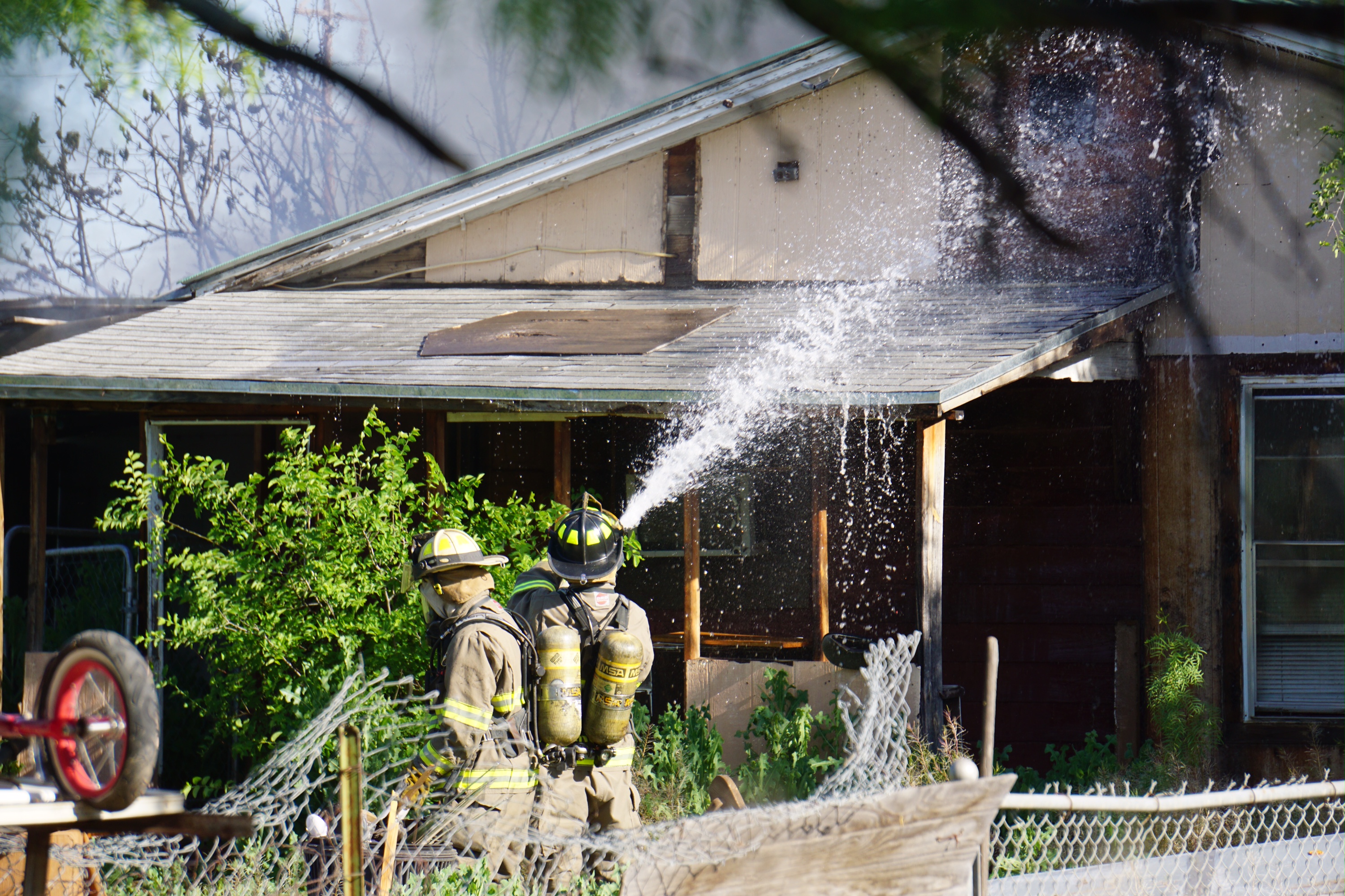 Fire on E. 28th St. (LIVE! Photo/John Basquez)