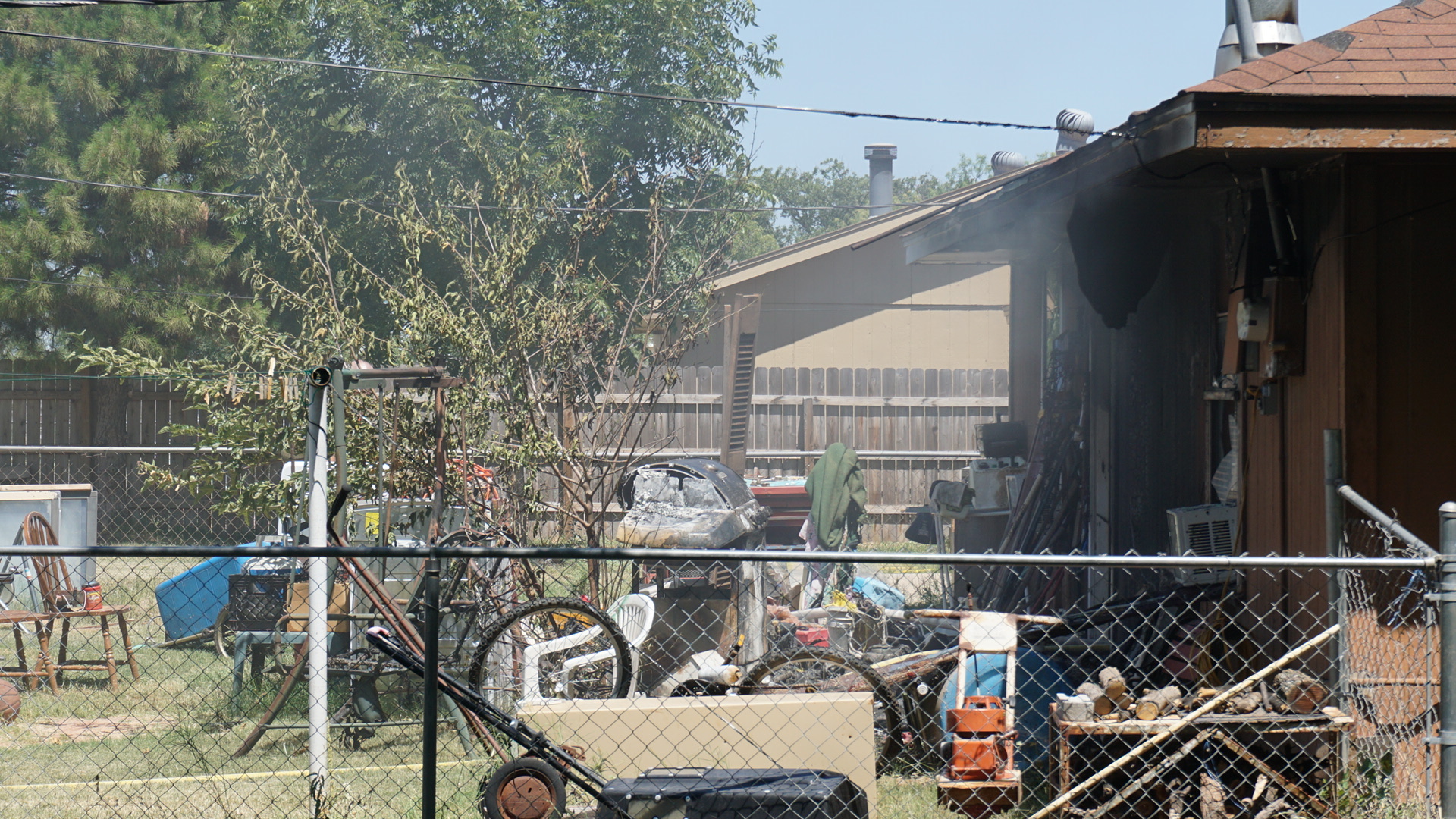 Fire on 42nd St. (LIVE! Photo/Cameron Niblock) Fire on 42nd St. (LIVE! Photo/Cameron Niblock)