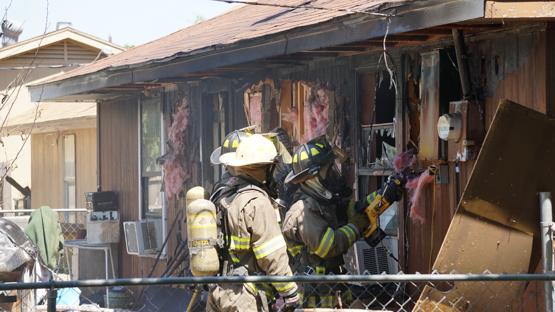 Fire on 42nd St. (LIVE! Photo/Cameron Niblock) Fire on 42nd St. (LIVE! Photo/Cameron Niblock)