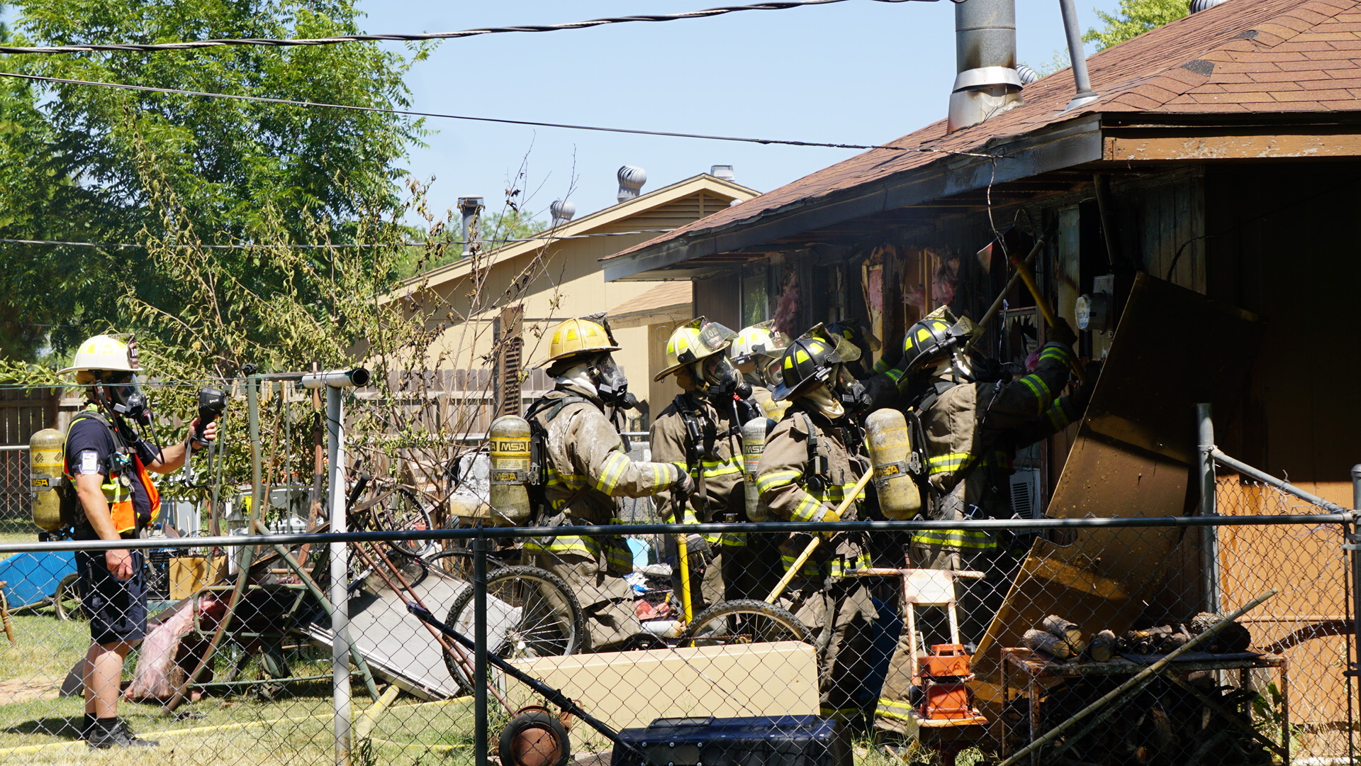 Fire on 42nd St. (LIVE! Photo/Cameron Niblock) Fire on 42nd St. (LIVE! Photo/Cameron Niblock)