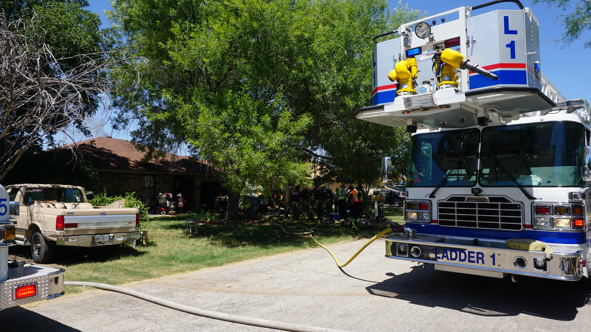 Fire on 46th St. (LIVE! Photo/Cameron Niblock) Fire on 46th St. (LIVE! Photo/Cameron Niblock)