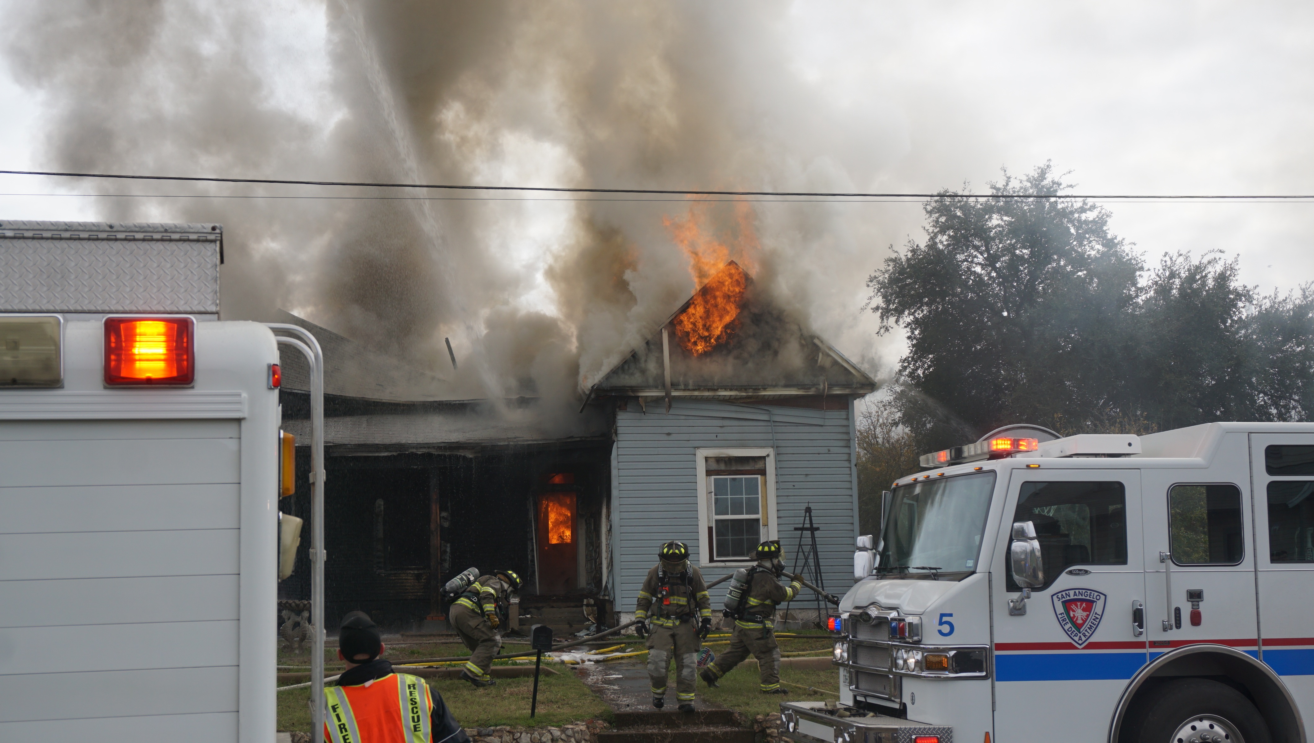 Fire on Allen Street (LIVE! Photo/John Basquez)