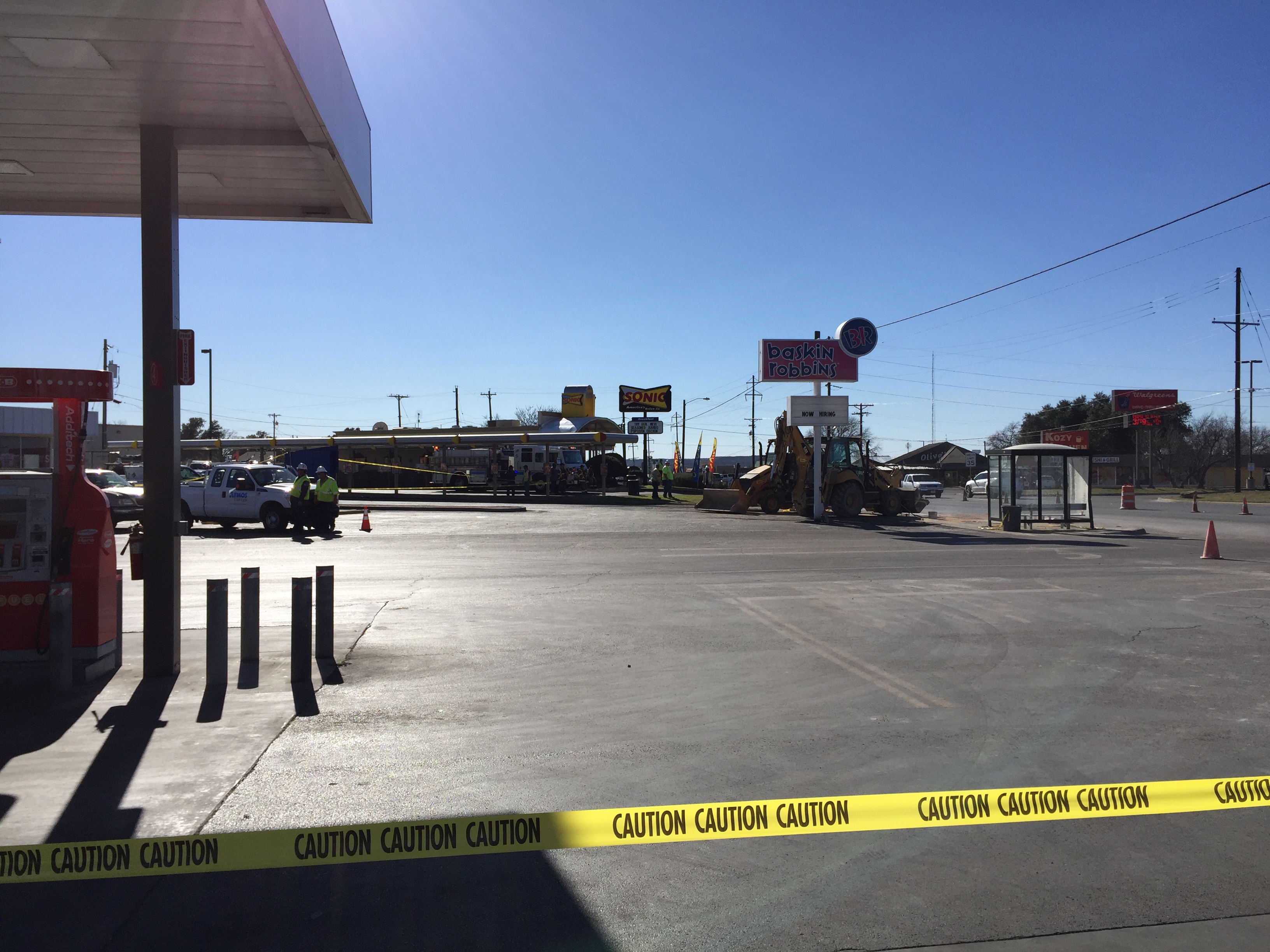 Gas leak on Sherwood Way near HEB. (LIVE! Photo/Stephanie Lindgren) Gas leak on Sherwood Way near HEB. (LIVE! Photo/Stephanie Lindgren)