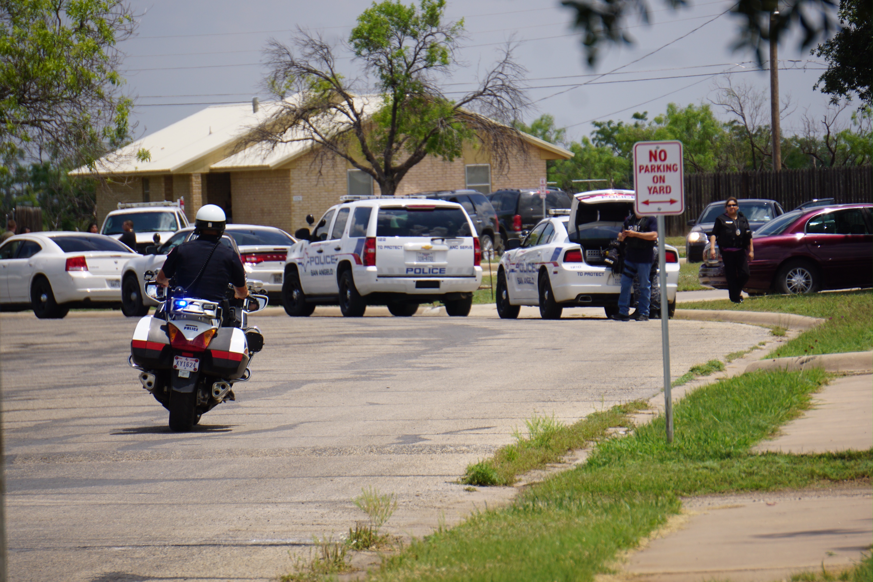 A standoff with a suspected gunman in north San Angelo on May 6, 2015. (LIVE! Photo/John Basquez)