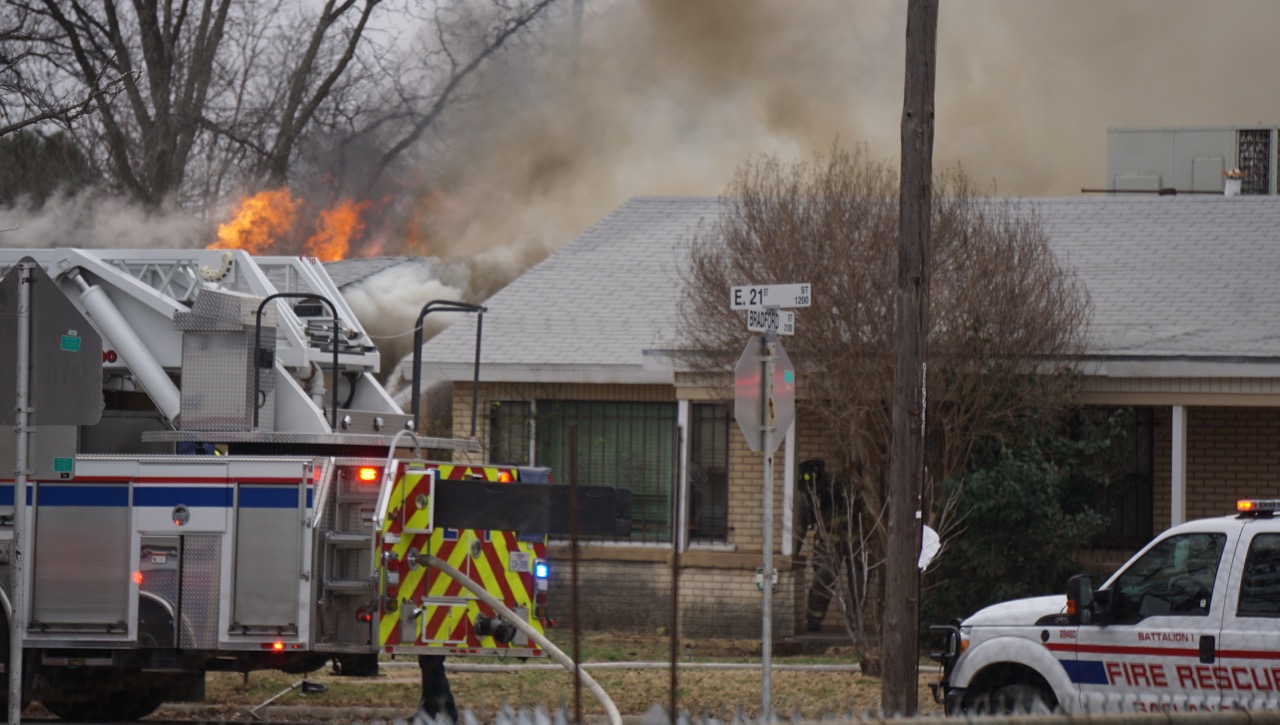 SAPD Evacuate 2100 Block of Bradford as Firefighters Fight Flames. (LIVE! Photo/John Basquez) SAPD Evacuate 2100 Block of Bradford as Firefighters Fight Flames. (LIVE! Photo/John Basquez)