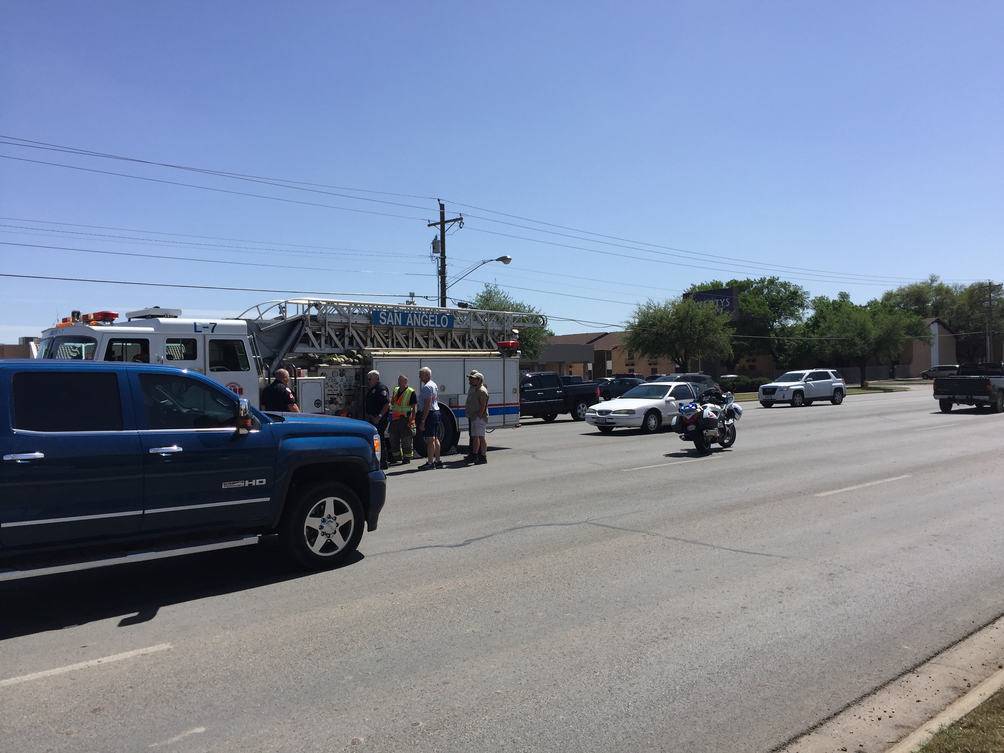 Crash on Jackson and Knickerbocker (LIVE! Photo/John Basquez)