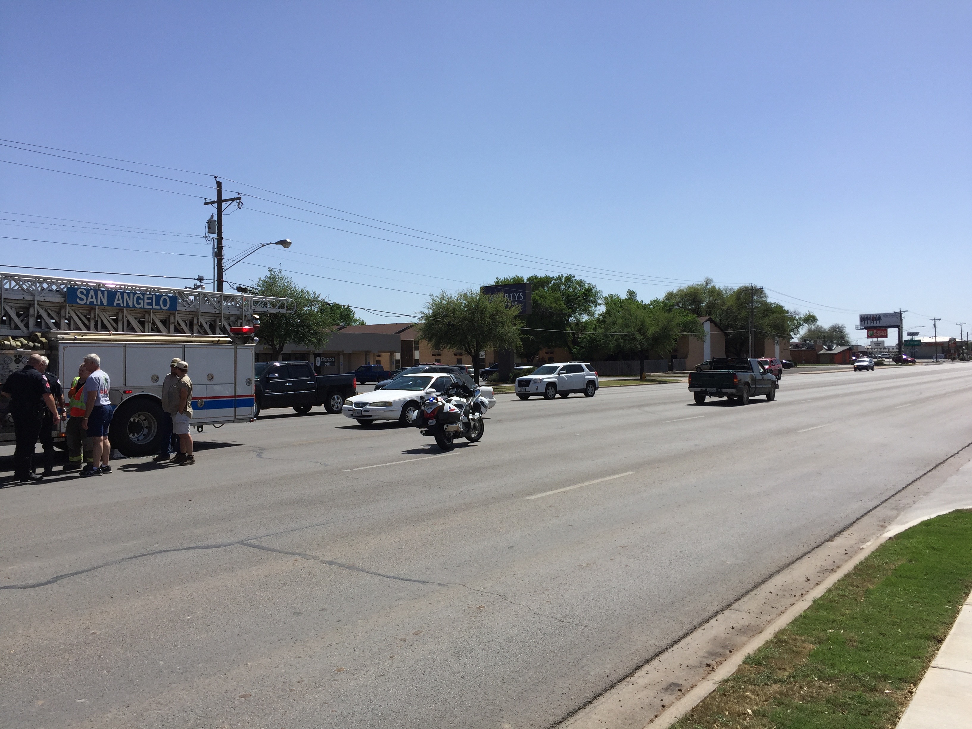 Crash on Jackson and Knickerbocker (LIVE! Photo/John Basquez)