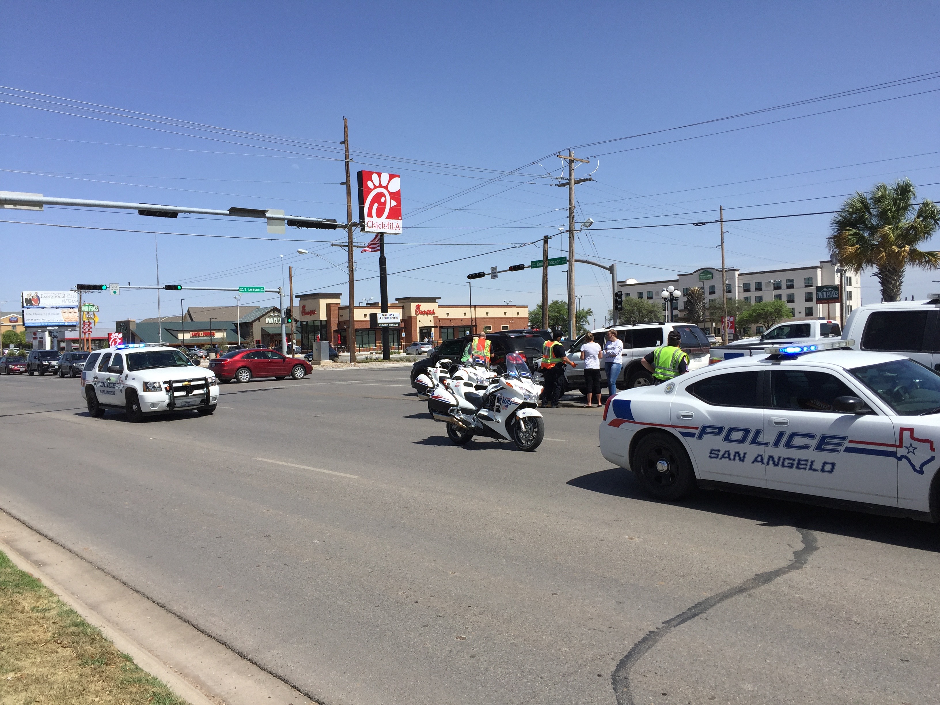 Crash on Jackson and Knickerbocker (LIVE! Photo/John Basquez)