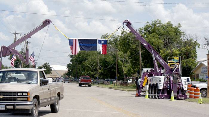 Citizens for an arch with the arms of cranes over the path of the funeral procession. (LIVE! Photo/Benjamin Hettick)
