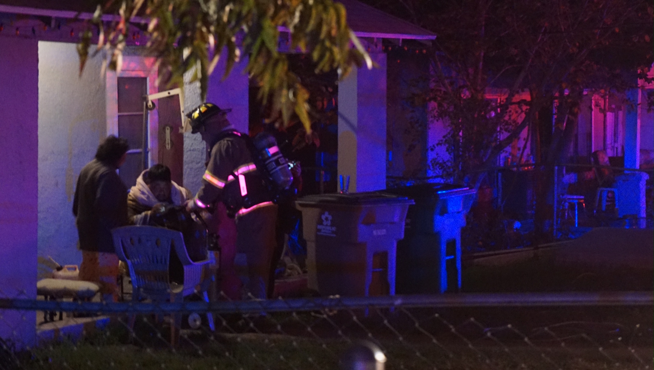 A mobile home catches fire Monday morning (LIVE! Photo/John Basquez)