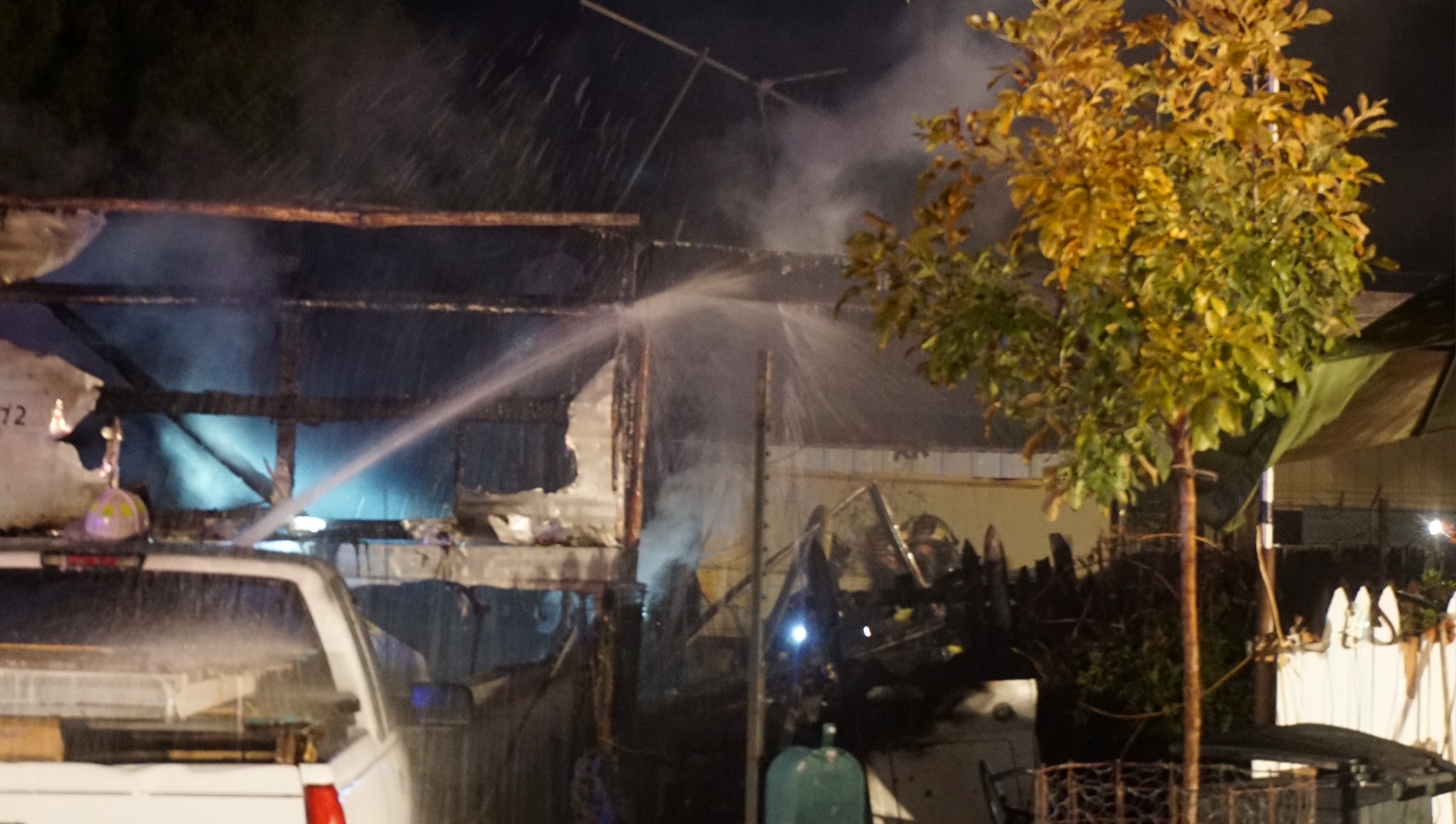 A mobile home catches fire Monday morning (LIVE! Photo/John Basquez)