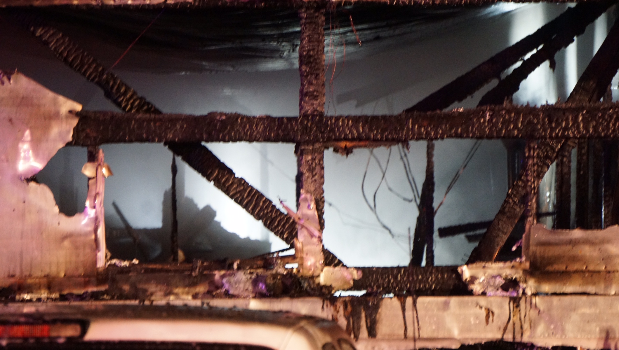 A mobile home catches fire Monday morning (LIVE! Photo/John Basquez)