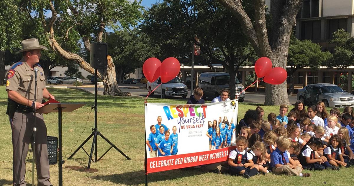 DPS Trooper, Justin Baker, speaks to students about Red Ribbon Week