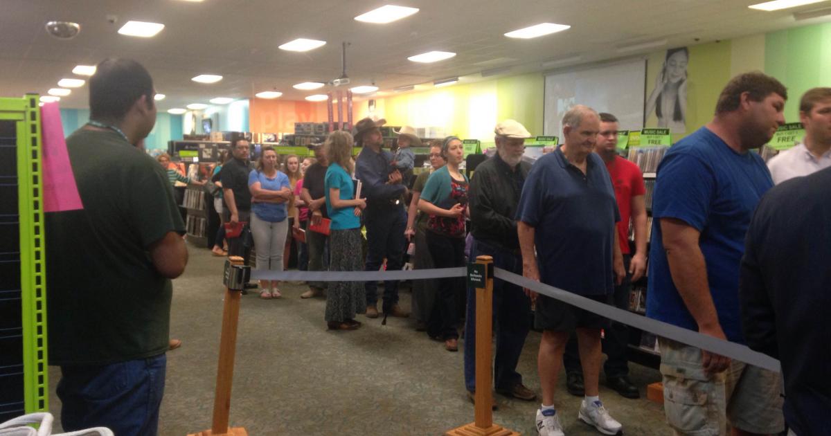 People waiting to meet Governor Abbott