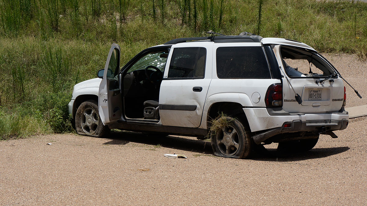 A close-up of the Trailblazer involved in a single vehicle rollover crash on June 28, 2015, Houston Harte Exp. at Main St. (LIVE! Photo/John Basquez) A close-up of the Trailblazer involved in a single vehicle rollover crash on June 28, 2015, Houston Harte Exp. at Main St. (LIVE! Photo/John Basquez)