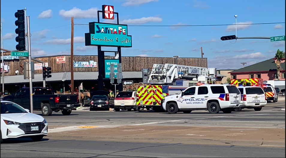 Crash at Intersection of Ave L &amp; Bryant Blvd (Live Photo/ Matt Trammell)