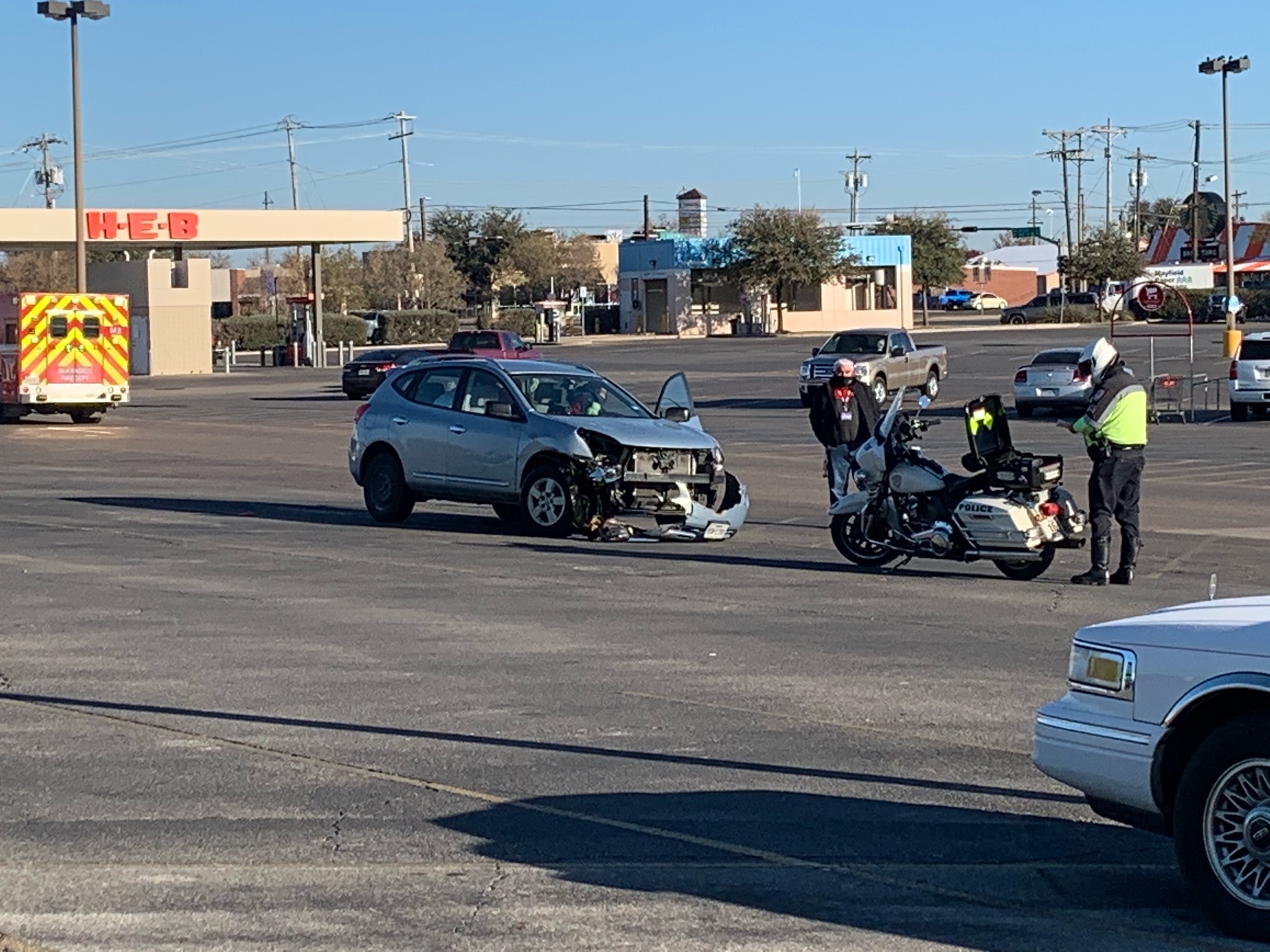 Crash at H-E-B.  (LIVE! Photo/Matt Trammell)