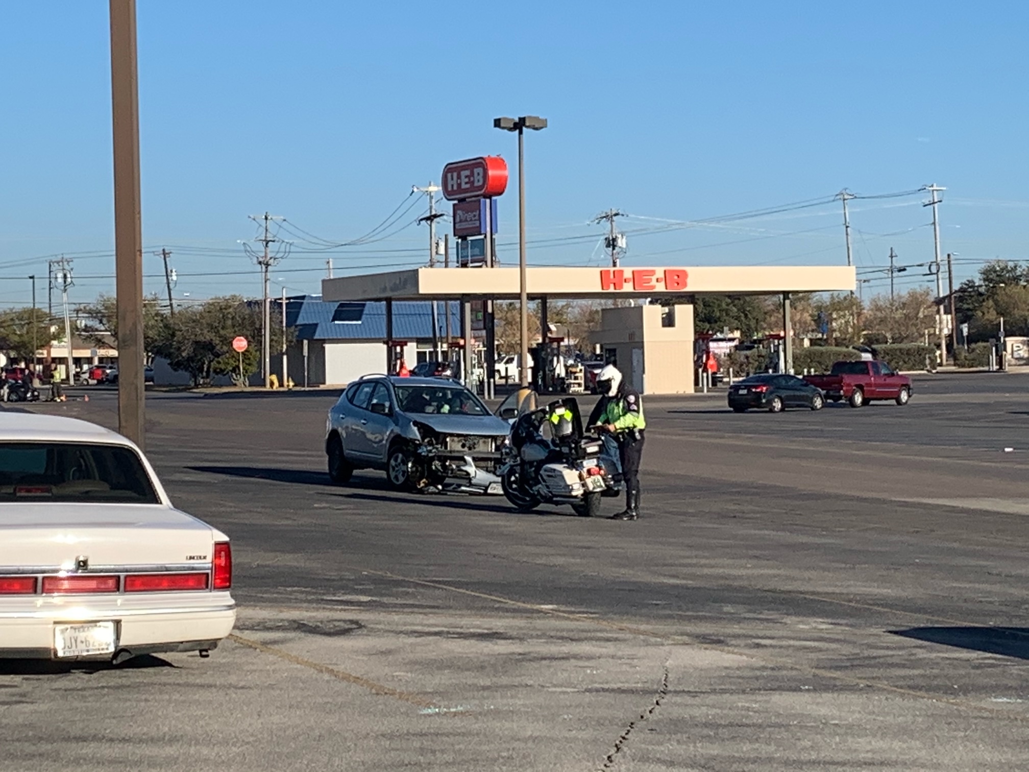 Crash at H-E-B.  (LIVE! Photo/Matt Trammell)
