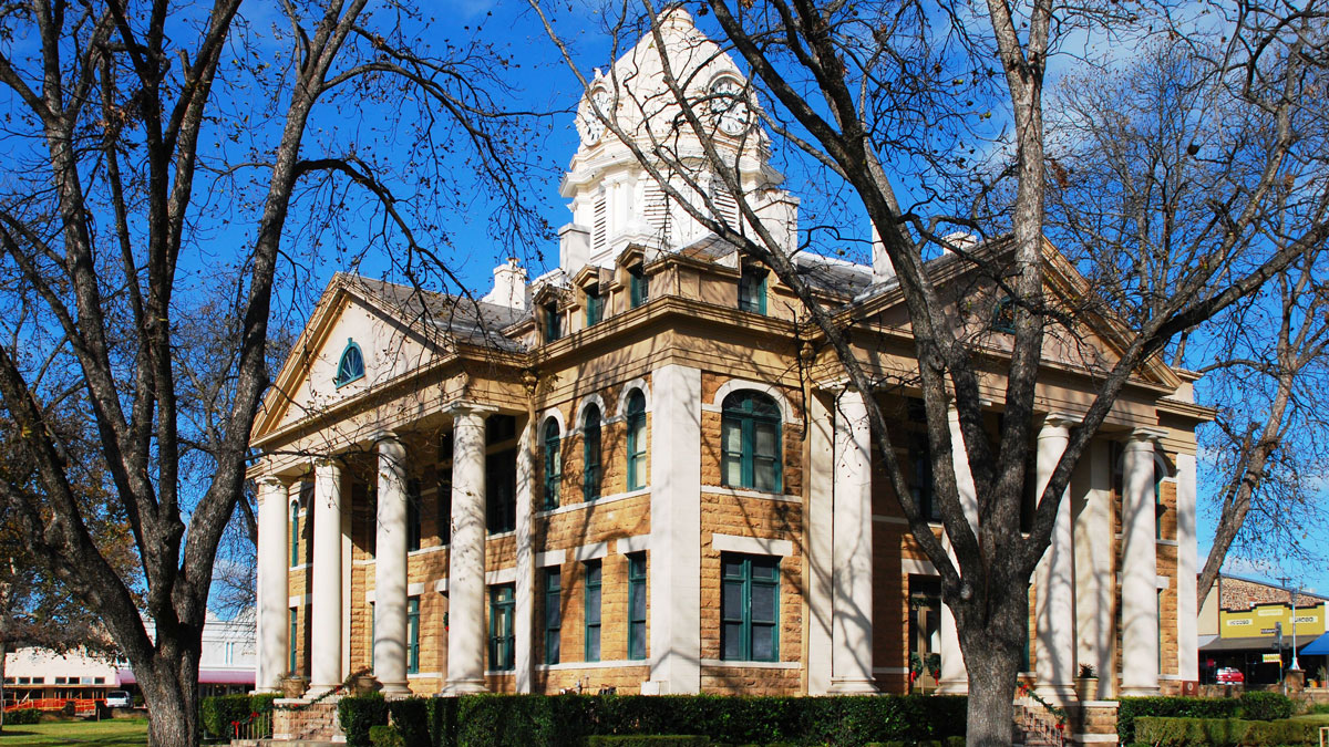 Mason County Courthouse Burns to the Ground