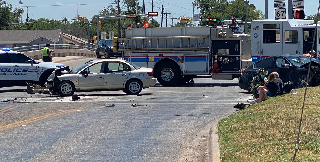 Crash at Howard and Dallas (LIVE! Photo/James Bouligny)