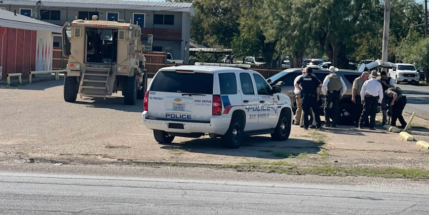 Tom Green County Law Enforcement Surround Cheyenne Crossing Apartments on Nov. 9, 2021