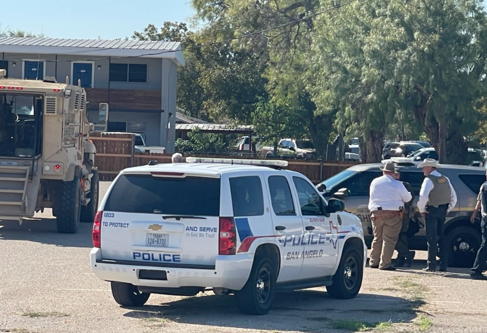 Tom Green County Law Enforcement Surround Cheyenne Crossing Apartments on Nov. 9, 2021