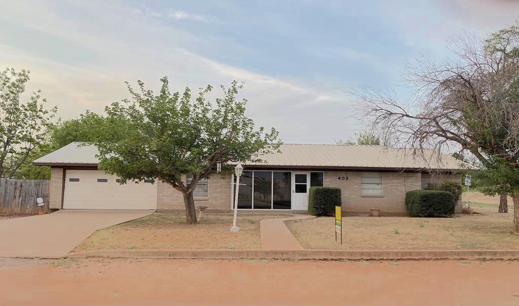 402 W 15th St Robert Lee, TX 76945