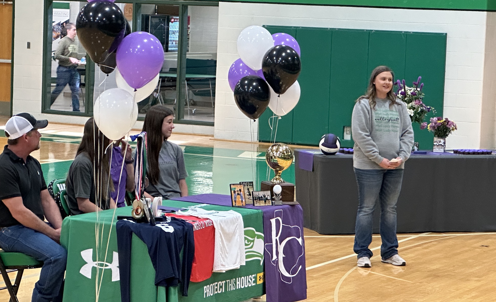 Wall Lady Hawks Paige Dickson signs with Ranger College