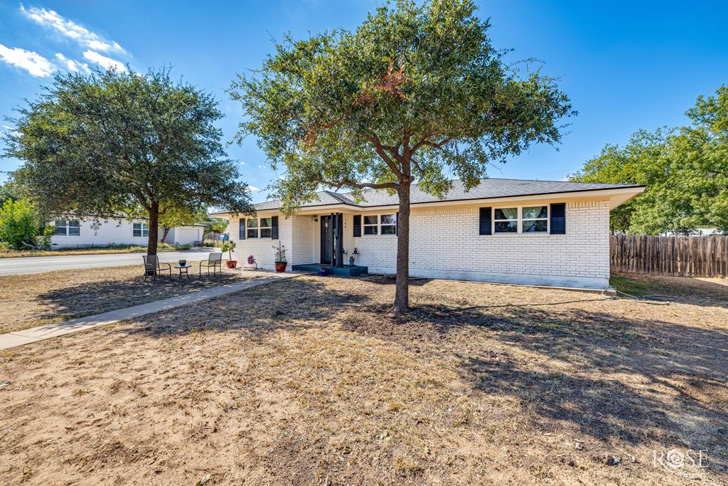 106 Sargent Ave Ballinger, TX 76821