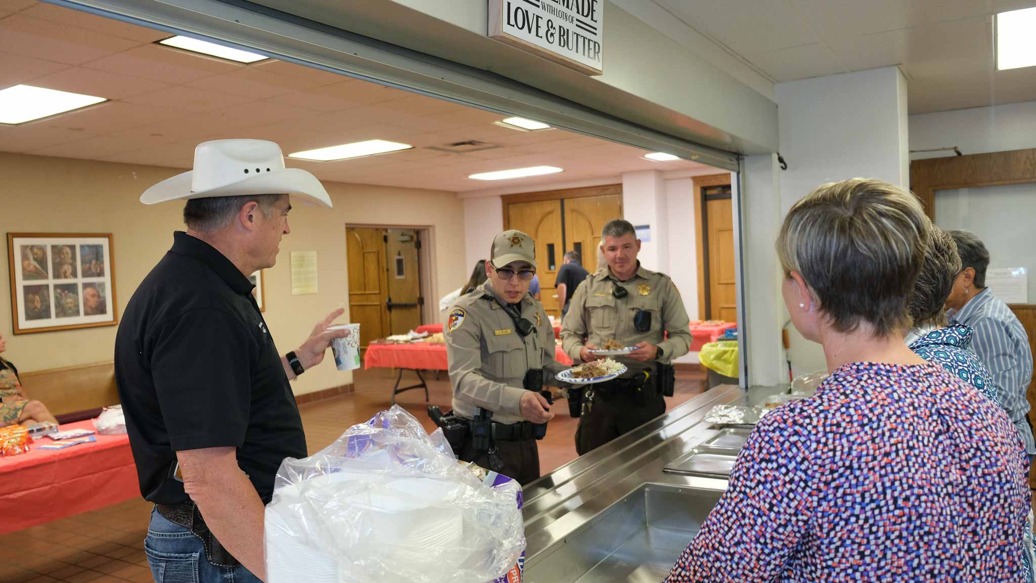 Tom Green County Sheriff Nick Hanna and fellow deputies receive food from members of CVRW. Tom Green County Sheriff Nick Hanna and fellow deputies receive food from members of CVRW.
