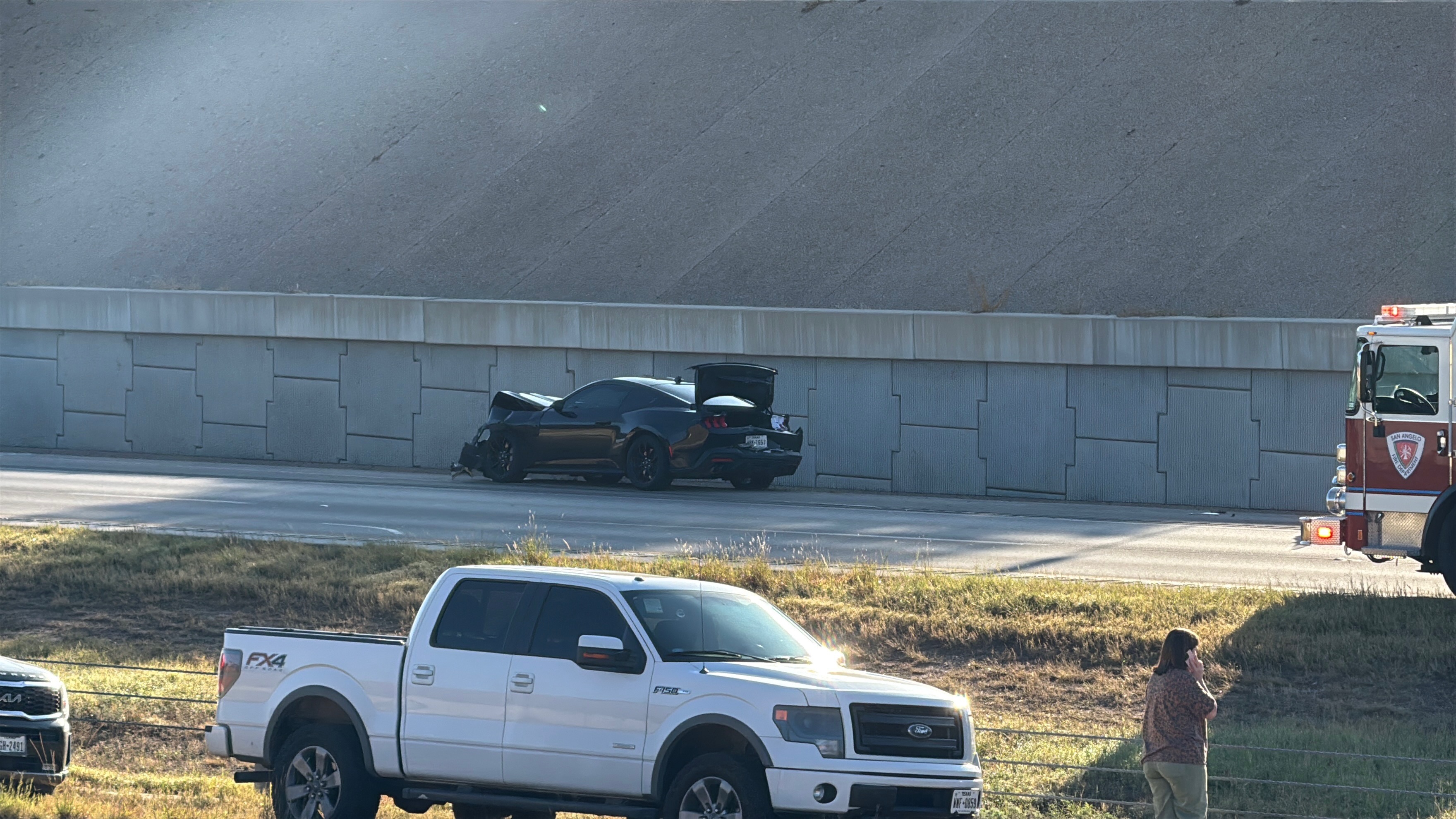 A crash involving at least six vehicles shut down the Houston Harte Expressway on Friday morning.