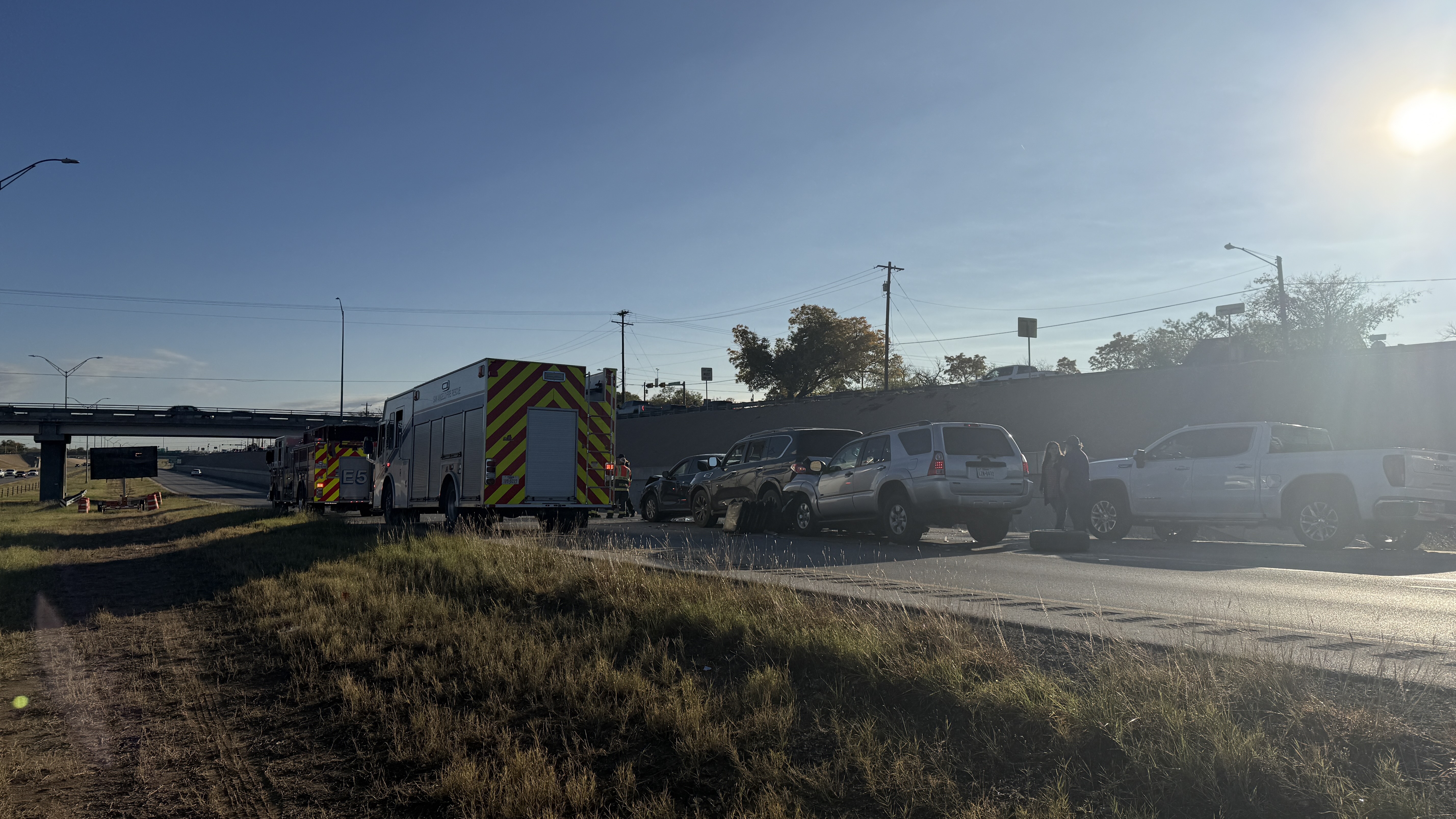 A crash involving at least six vehicles has shut down the Houston Harte Expressway on Friday morning.
