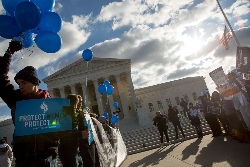 Peaceful protest from Pro-Choice and Pro-Life activists Allison Shelly for The TexasTribune)