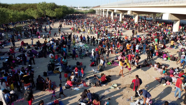 Half of the Large Groups of Illegal Aliens Overflowing the Entire U.S. Border Are Caught in Del Rio