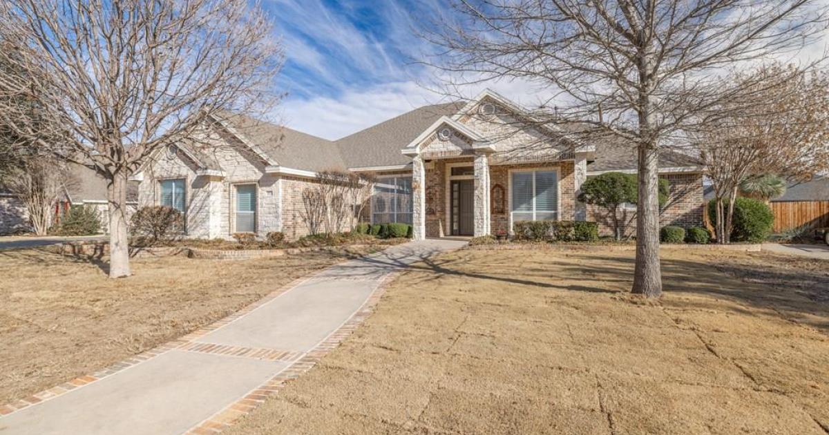 Real Estate Price Reduced on Large 4/3.5 in Bentwood