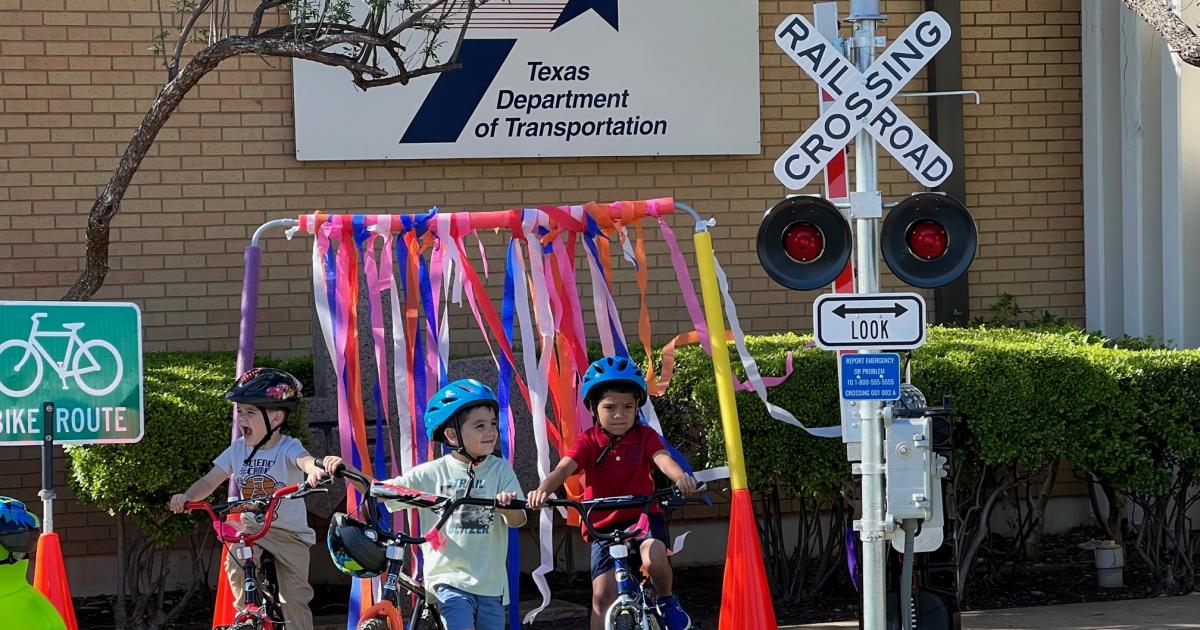 TxDOT Unveils New Educational Railroad Crossing Signal   Txdotrailroadcrossing1 