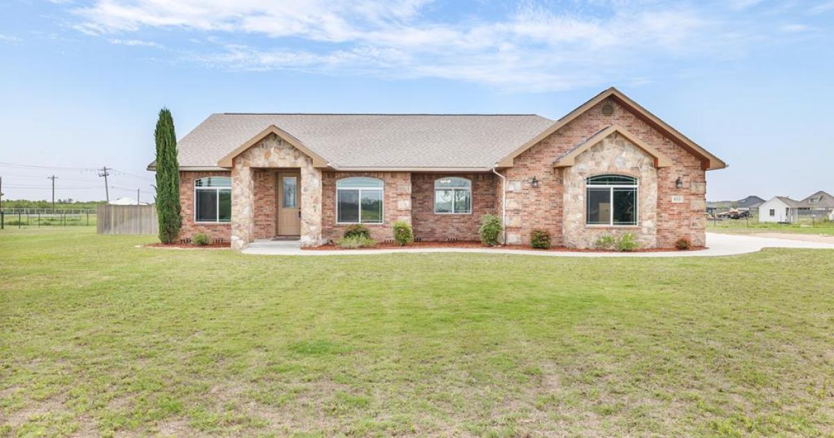 Discover Your Dream Home Stunning 2Acre Residence with Serene Views