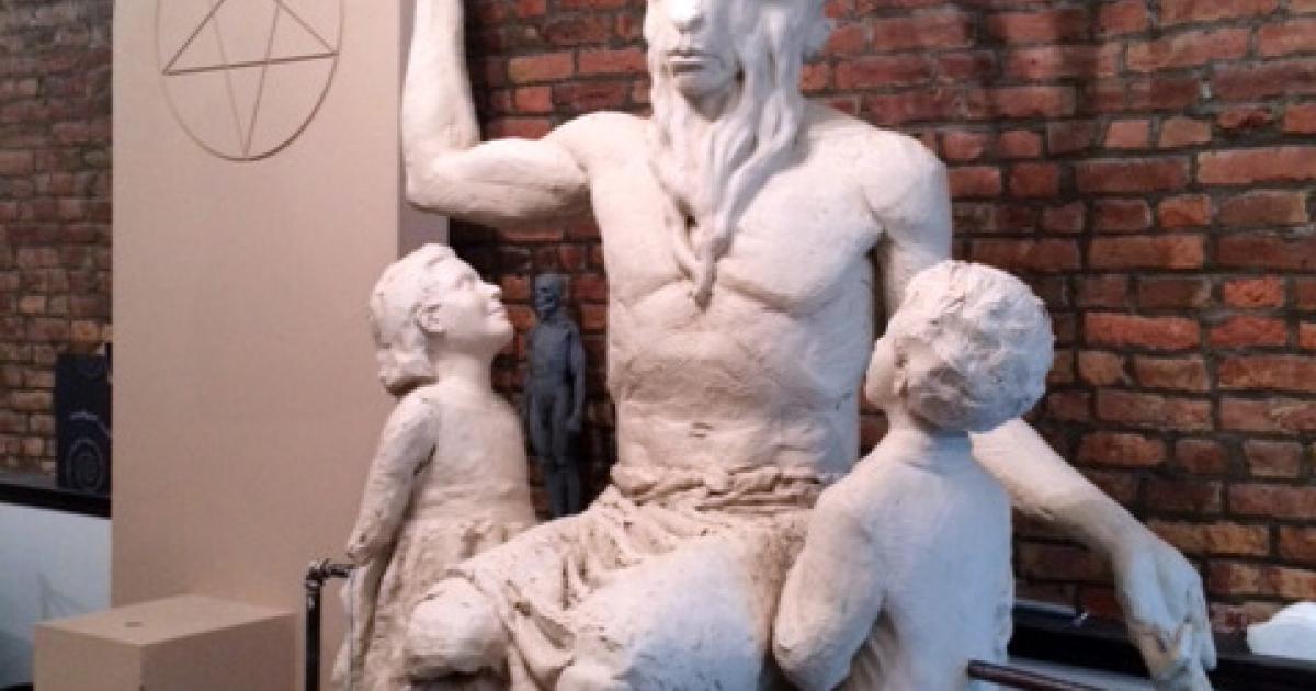 Музей люцифера. Памятник сатане. Обезглавил статую сатаны. Бафомет статуя. Статуя бафомета в ватикане.