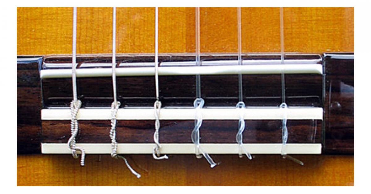 Струны стучат. Нейлоновые струны на классическую гитару 10-46. Гитара с нейлоновыми струнами. Струны для гитары нейлон или металл. Струны на гитаре нейлоновые и металлические.