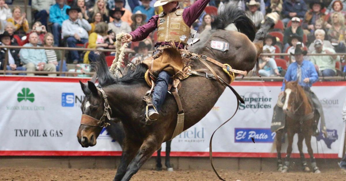DeMoss kicks off San Angelo Rodeo With 87Point Saddle Bronc Ride