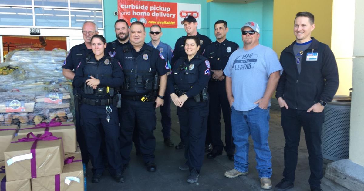 WATCH: San Angelo Police Officers Deliver Thanksgiving Meals For Needy ...