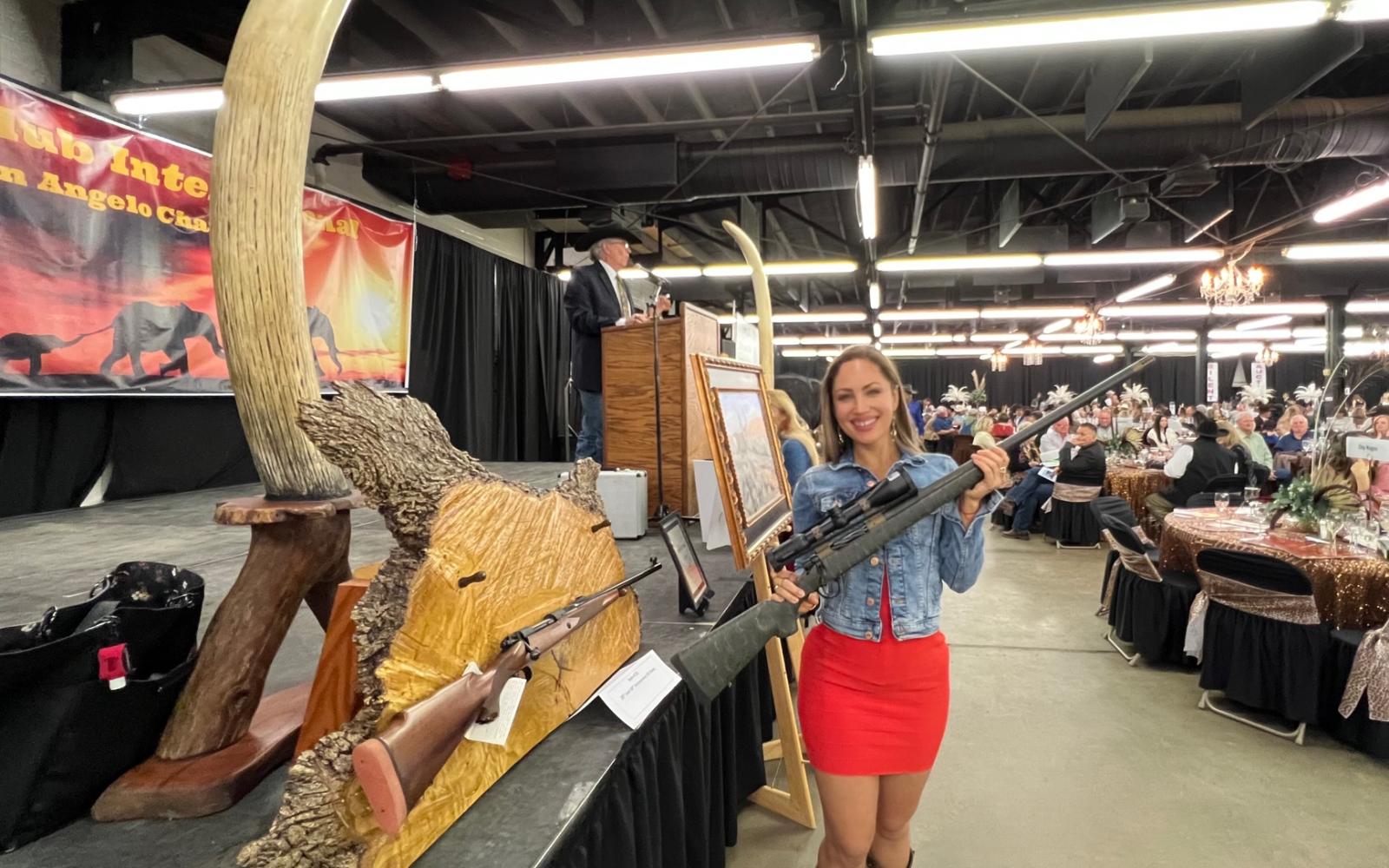 San Angelo SCI 2022 Auction Girl (LIVE! Photo/Joe Hyde)