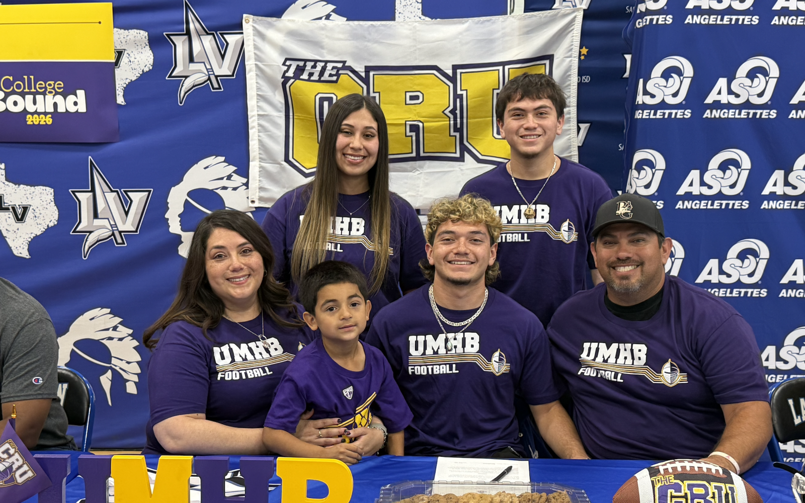 Lake View's Izaiah Rios signs with Mary Hardin-Baylor